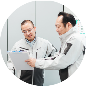 電話で納入体制を調整する担当者