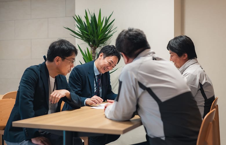 会議室で打ち合わせるスタッフ