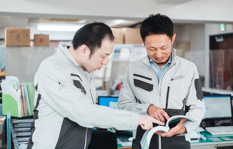 資料が並ぶオフィスの棚