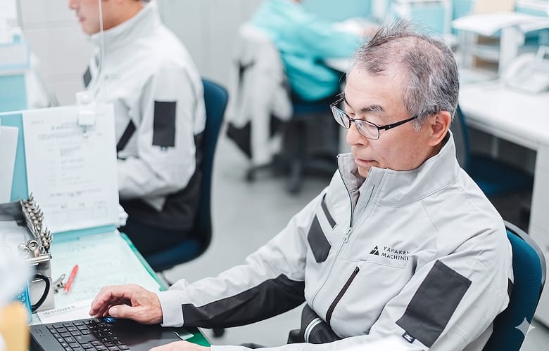 資料を見ながら確認するスタッフ
