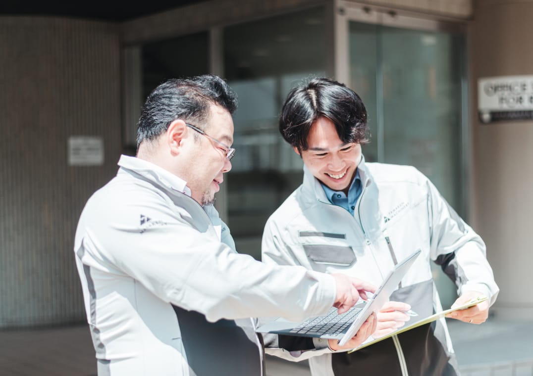 現場で打ち合わせをするスタッフ